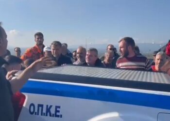 Ένταση σε νέο μπλόκο στην Καλαμάτα: Οι αγρότες προσπάθησαν να τουμπάρουν αυτοκίνητο της αστυνομίας