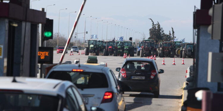 Αγρότες: Πανικός στους δρόμους λόγω των κινητοποιήσεων – Εκτροπές κυκλοφορίας στο εθνικό οδικό δίκτυο σε Κάστρο Βοιωτίας και Μαρτίνο