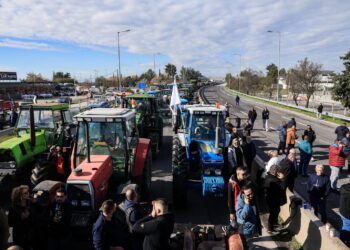 Κινητοποιήσεις αγροτών: Κλειστή η Εθνική Οδός Αθηνών-Θεσσαλονίκης στη Νίκαια – Δύο αγρότες και ένας αστυνομικός στο νοσοκομείο