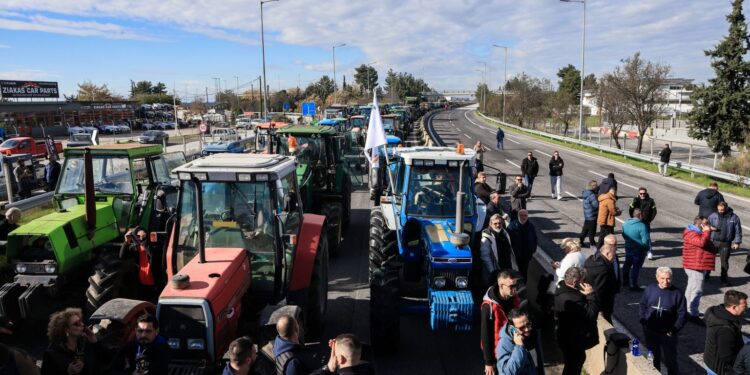 Κινητοποιήσεις αγροτών: Κλειστή η Εθνική Οδός Αθηνών-Θεσσαλονίκης στη Νίκαια – Δύο αγρότες και ένας αστυνομικός στο νοσοκομείο