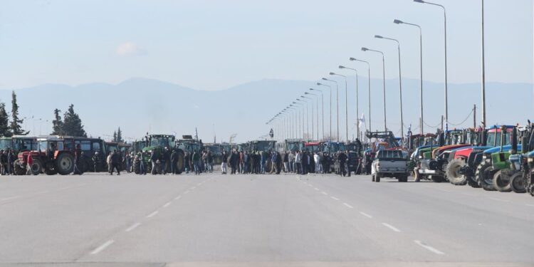 Θεσσαλονίκη: Οι αγρότες έκλεισαν την εθνική οδό στα Μάλγαρα