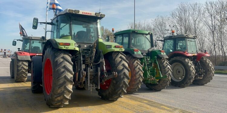 Κραυγή αγωνίας από εμπόρους, ξενοδόχους και εστίαση για την τεράστια ζημιά από τα αγροτικά μπλόκα