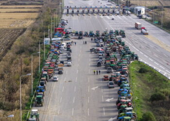 Οι αγρότες κλείνουν επ’ αόριστον τον σταθμό στον Προμαχώνα για τα φορτηγά