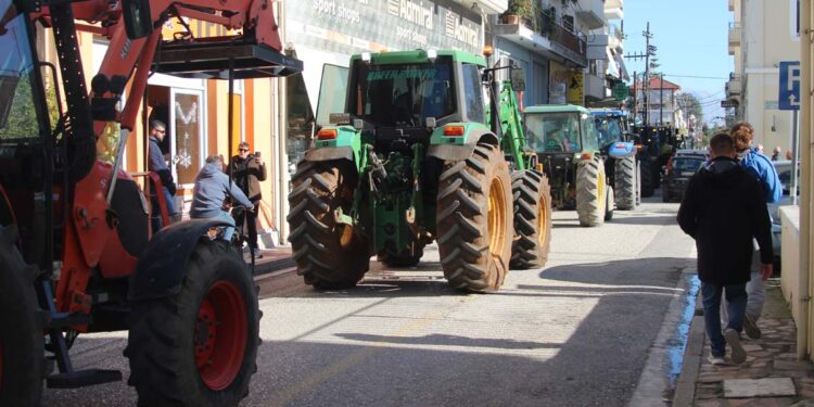 Μεσολόγγι: Συγκέντρωση των αγροτών και πορεία με τρακτέρ στο κέντρο της πόλης (φωτο)