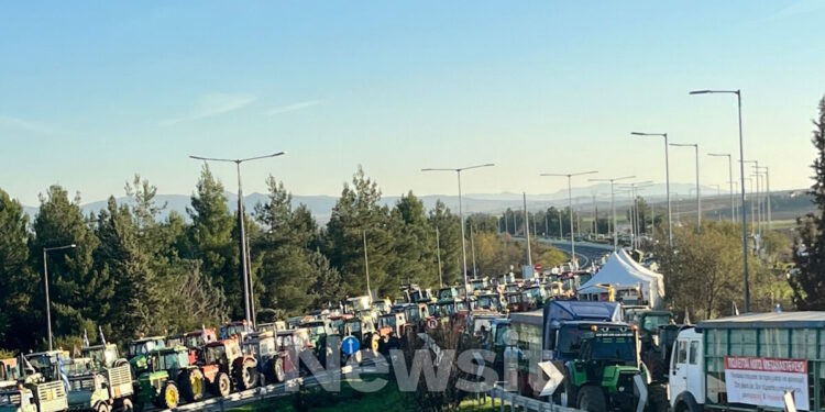 Αγρότες: Αμέτρητα τρακτέρ στην εθνική οδό στον κόμβο της Νίκαιας – «Ο δρόμος δεν θα ανοίξει για κανένα λόγο»