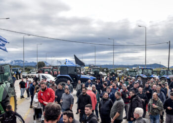 Αγροτικά μπλόκα: Νέες κινητοποιήσεις σε Αθηνών – Λαμίας και Εγνατία, υπό αποκλεισμό το αεροδρόμιο του Ηρακλείου