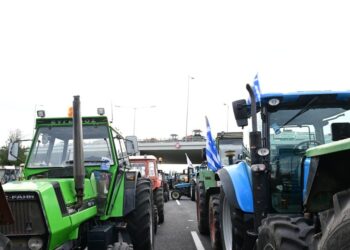 Μπλόκα αγροτών: Έφτασαν τα πρώτα τρακτέρ στον Βόλο για να αποκλείσουν το λιμάνι – Ισχυρές δυνάμεις των ΜΑΤ στην περιοχή