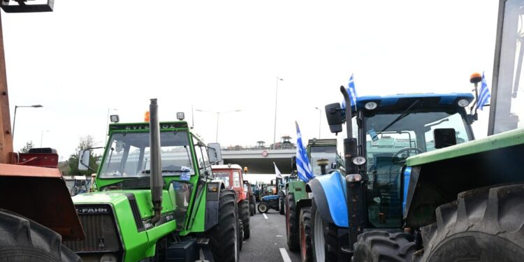 Μπλόκα αγροτών: Έφτασαν τα πρώτα τρακτέρ στον Βόλο για να αποκλείσουν το λιμάνι – Ισχυρές δυνάμεις των ΜΑΤ στην περιοχή