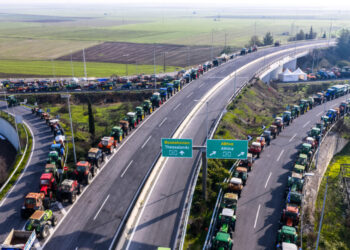 Οι αγρότες ακολουθούν το μοντέλο των Χριστουγέννων: Χαλαρώνουν τα μπλόκα για τους εκδρομείς της Πρωτοχρονιάς