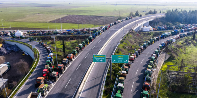 Οι αγρότες ακολουθούν το μοντέλο των Χριστουγέννων: Χαλαρώνουν τα μπλόκα για τους εκδρομείς της Πρωτοχρονιάς