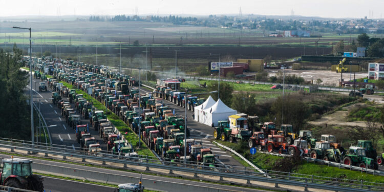 Αγροτικά μπλόκα: Νέες κινητοποιήσεις σε Αχαΐα και Στερεά Ελλάδα – Σχεδιάζουν να κλείσουν και τις παρακαμπτήριες οδούς