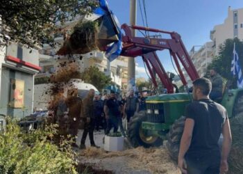 Τρακτέρ στους κεντρικούς δρόμους του Ρεθύμνου – Άχυρο, χώμα και φέρετρο έξω από το γραφείο του Γ. Κεφαλογιάννη