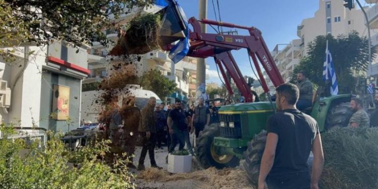 Τρακτέρ στους κεντρικούς δρόμους του Ρεθύμνου – Άχυρο, χώμα και φέρετρο έξω από το γραφείο του Γ. Κεφαλογιάννη