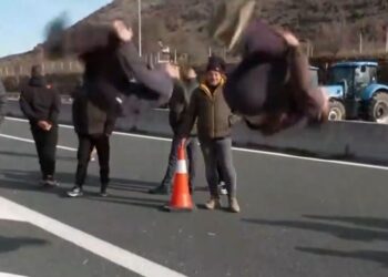 Νεαροί έκαναν ακροβατικά on air στο μπλόκο των αγροτών στη Σιάτιστα