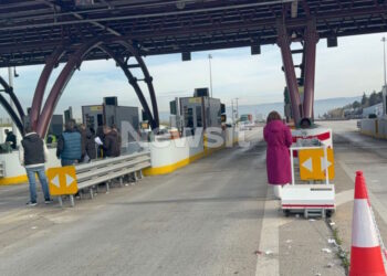 Αγρότες άνοιξαν τα διόδια σε Θεσσαλονίκη, Λάρισα και Ήπειρο για τους ταξιδιώτες των Χριστουγέννων και μοίρασαν προϊόντα – Δείτε βίντεο