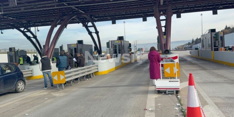 Αγρότες άνοιξαν τα διόδια σε Θεσσαλονίκη, Λάρισα και Ήπειρο για τους ταξιδιώτες των Χριστουγέννων και μοίρασαν προϊόντα – Δείτε βίντεο