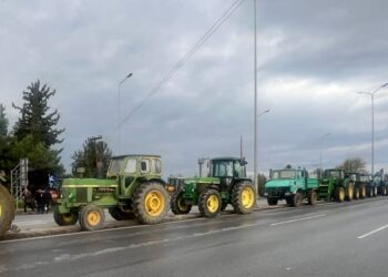 Οι αγρότες στη Θήβα έκλεισαν την εθνική Αθηνών – Λαμίας – Ενισχύεται το μπλόκο στα Πράσινα Φανάρια Θεσσαλονίκης, θέλουν να φτάσουν στο αεροδρόμιο «Μακεδονία»