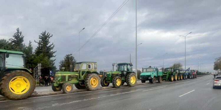 Οι αγρότες στη Θήβα έκλεισαν την εθνική Αθηνών – Λαμίας – Ενισχύεται το μπλόκο στα Πράσινα Φανάρια Θεσσαλονίκης, θέλουν να φτάσουν στο αεροδρόμιο «Μακεδονία»