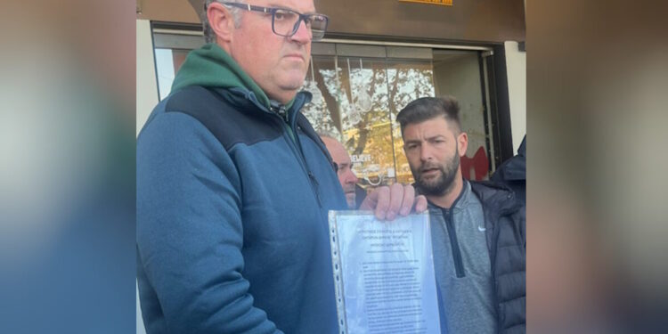 Αγρότες από το μπλόκο στο Δερβένι παρέδωσαν τα αιτήματά τους στους βουλευτές της Θεσσαλονίκης