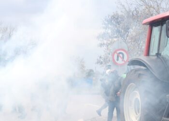 Θεσσαλονίκη: Τρακτέρ προσπάθησαν να σπάσουν τον αστυνομικό φραγμό στα Πράσινα Φανάρια – «Πάτα τον, τον π@@η»