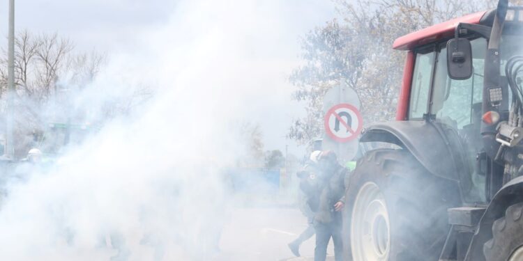 Θεσσαλονίκη: Τρακτέρ προσπάθησαν να σπάσουν τον αστυνομικό φραγμό στα Πράσινα Φανάρια – «Πάτα τον, τον π@@η»