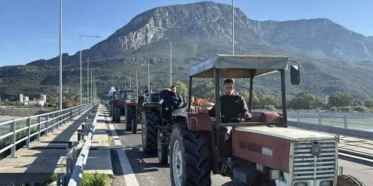 Ανυποχώρητοι οι αγρότες μετά το κάλεσμα Μητσοτάκη για διάλογο – Νέο μπλόκο στην γέφυρα του Εύηνου