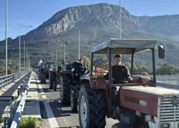 Ανυποχώρητοι οι αγρότες μετά το κάλεσμα Μητσοτάκη για διάλογο – Νέο μπλόκο στην γέφυρα του Εύηνου