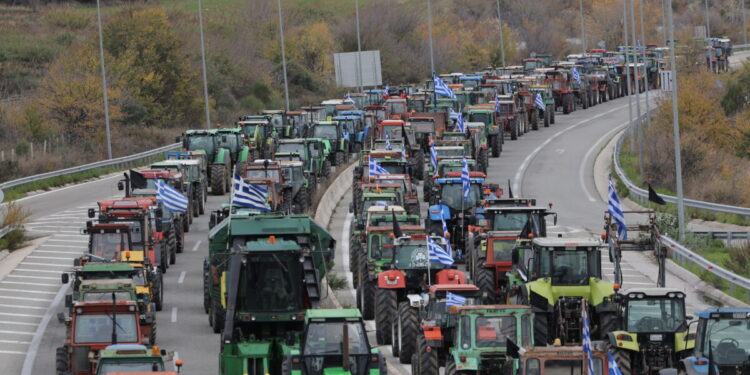 Οι αγρότες παραμένουν σε θέση μάχης παρά το κάλεσμα για διάλογο: Δεκάδες τα μπλόκα σε τελωνεία, εθνικές οδούς και λιμάνια