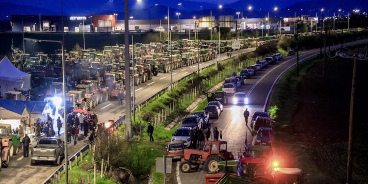 Αγρότες: Κλιμακώνουν τα μπλόκα σε όλη την Ελλάδα – Οι δρόμοι και οι παρακαμπτήριοι που είναι κλειστοί