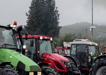 Αγρότες και κτηνοτρόφοι έστησαν μπλόκα κλείνοντας την Πατρών – Κορίνθου, αποκλεισμένα τα τελωνεία Προμαχώνα, Ευζώνων και Εξοχής