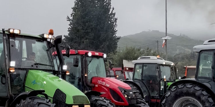 Αγρότες και κτηνοτρόφοι έστησαν μπλόκα κλείνοντας την Πατρών – Κορίνθου, αποκλεισμένα τα τελωνεία Προμαχώνα, Ευζώνων και Εξοχής