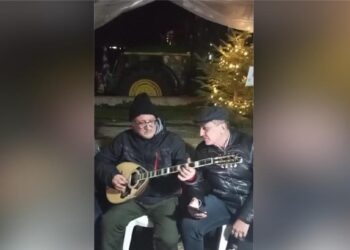 Ο Δημήτρης Κουρέτας στα μπλόκα με τους αγρότες – Τραγούδισε Περπινιάδη