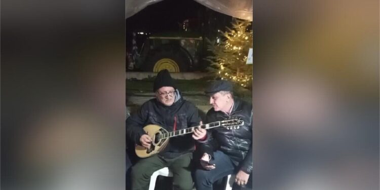 Ο Δημήτρης Κουρέτας στα μπλόκα με τους αγρότες – Τραγούδισε Περπινιάδη