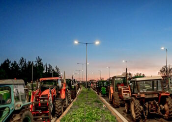 Οι αγρότες στρατοπέδευσαν στο μπλόκο της Νίκαιας – 1000 τρακτέρ, σκηνές ψησταριές και σόμπες