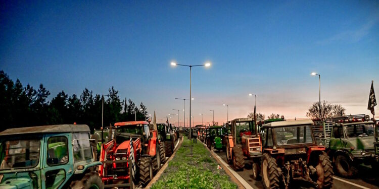 Οι αγρότες στρατοπέδευσαν στο μπλόκο της Νίκαιας – 1000 τρακτέρ, σκηνές ψησταριές και σόμπες στην εθνική οδό