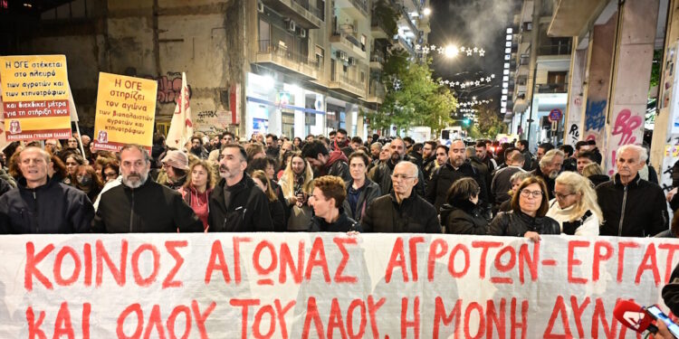 Αγρότες, κτηνοτρόφοι και αλληλέγγυοι μπροστά από το υπουργείο Αγροτικής Ανάπτυξης στην Αχαρνών