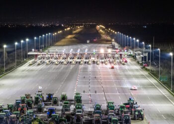 Μπλόκα αγροτών: Μετ’ εμποδίων η μεγάλη έξοδος των εκδρομέων για τις γιορτές – Ο οδικός χάρτης των κινητοποιήσεων