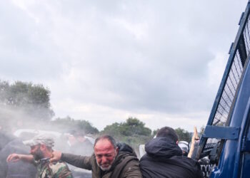 Αμετακίνητοι στα μπλόκα οι αγρότες: Τι ζητούν από την κυβέρνηση για να ανοίξουν τους δρόμους – Συλλήψεις για τα σοβαρά επεισόδια στην Κρήτη