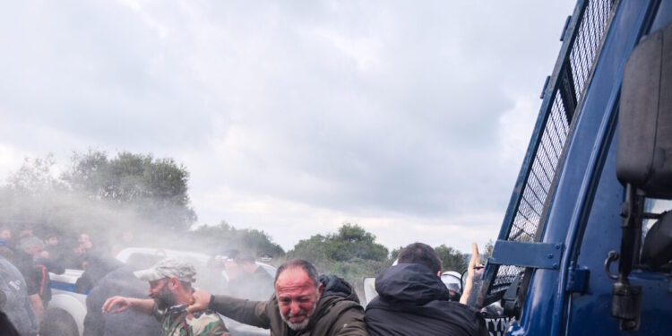 Αμετακίνητοι στα μπλόκα οι αγρότες: Τι ζητούν από την κυβέρνηση για να ανοίξουν τους δρόμους – Συλλήψεις για τα σοβαρά επεισόδια στην Κρήτη