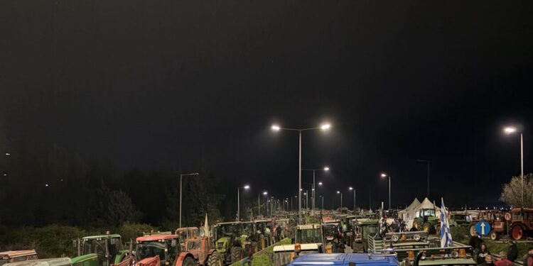 Μπλόκα αγροτών: Nύχτα στον κόμβο της Νίκαιας, στα Μάλγαρα και στον Ε-65 – Πολλαπλασιάζονται οι κλειστοί δρόμοι από την Τρίτη