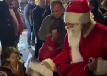 Μπλόκο Νίκαιας: Ο Άη Βασίλης μοίρασε δώρα και χριστουγεννιάτικο πνεύμα στα παιδιά των αγροτών