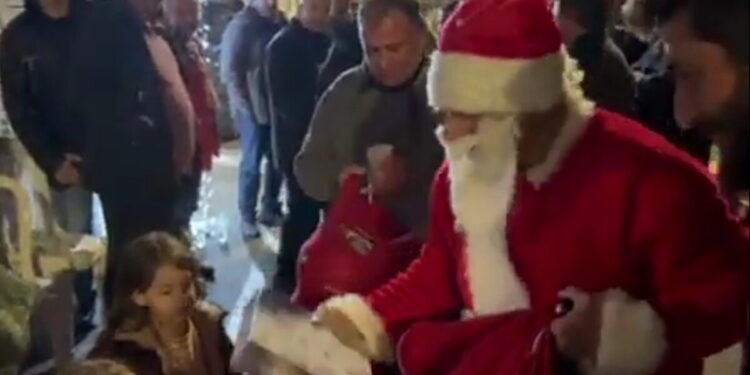 Μπλόκο Νίκαιας: Ο Άη Βασίλης μοίρασε δώρα και χριστουγεννιάτικο πνεύμα στα παιδιά των αγροτών