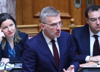 Η Ζωή Κωνσταντοπούλου έκανε «αρένα» τη Βουλή: Μήνυση και αγωγή ανήγγειλε ο Άκης Σκέρτσος – Χυδαίο μήνυμα αποκάλυψε ο Μακάριος Λαζαρίδης