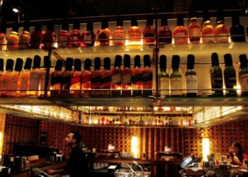 Έφοδος της Αστυνομίας σε νυχτερινό κέντρο στο Περιστέρι που σέρβιρε αλκοόλ σε ανήλικους – Μια σύλληψη