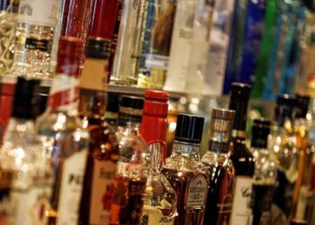 Παραβάσεις και πρόστιμα ύψους 19.600 ευρώ σε καταστήματα της Αθήνας για κάπνισμα και αλκοόλ σε ανηλίκους