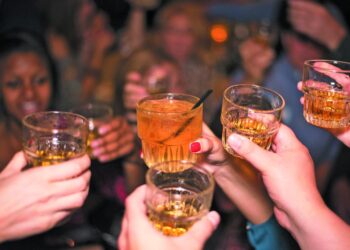 Τι αλλάζει με τον νέο νόμο για το αλκοόλ: Όσα πρέπει να ξέρει κάθε επαγγελματίας εστίασης