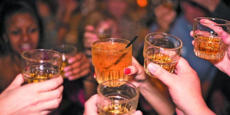 Τι αλλάζει με τον νέο νόμο για το αλκοόλ: Όσα πρέπει να ξέρει κάθε επαγγελματίας εστίασης