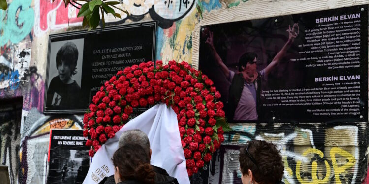 Αλέξης Γρηγορόπουλος: Πορεία μνήμης στο κέντρο της Αθήνας – Αφήνουν λουλούδια στο σημείο όπου δολοφονήθηκε