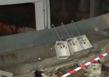 Κακοκαιρία: Εικόνες καταστροφής στον Άλιμο – Διαλύθηκε πρόσοψη πολυκατοικίας και άνδρας ανέβηκε στον «ουρανό» αυτοκινήτου