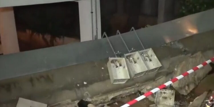 Κακοκαιρία: Εικόνες καταστροφής στον Άλιμο – Διαλύθηκε πρόσοψη πολυκατοικίας και άνδρας ανέβηκε στον «ουρανό» αυτοκινήτου